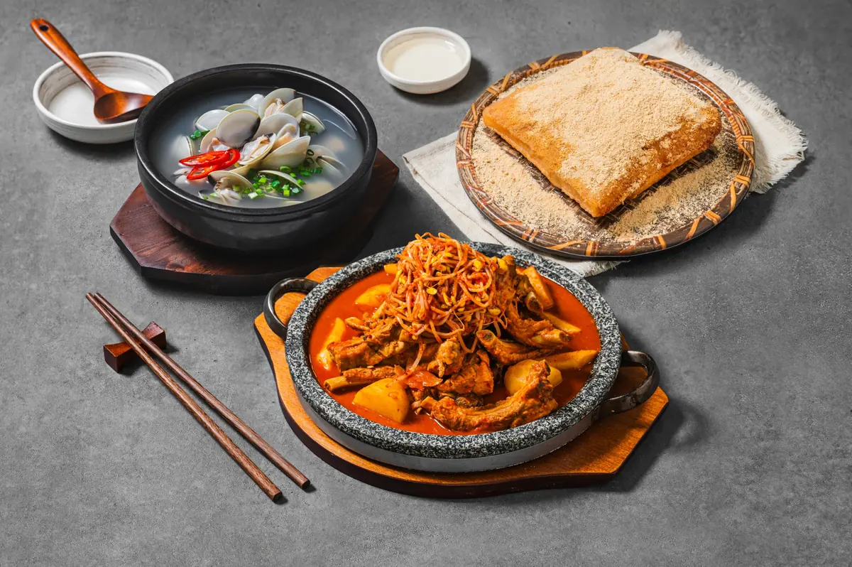 돌판과 뚝배기에 담긴 한식 메뉴가 한 상으로 차려진 고봉당 메뉴 사진